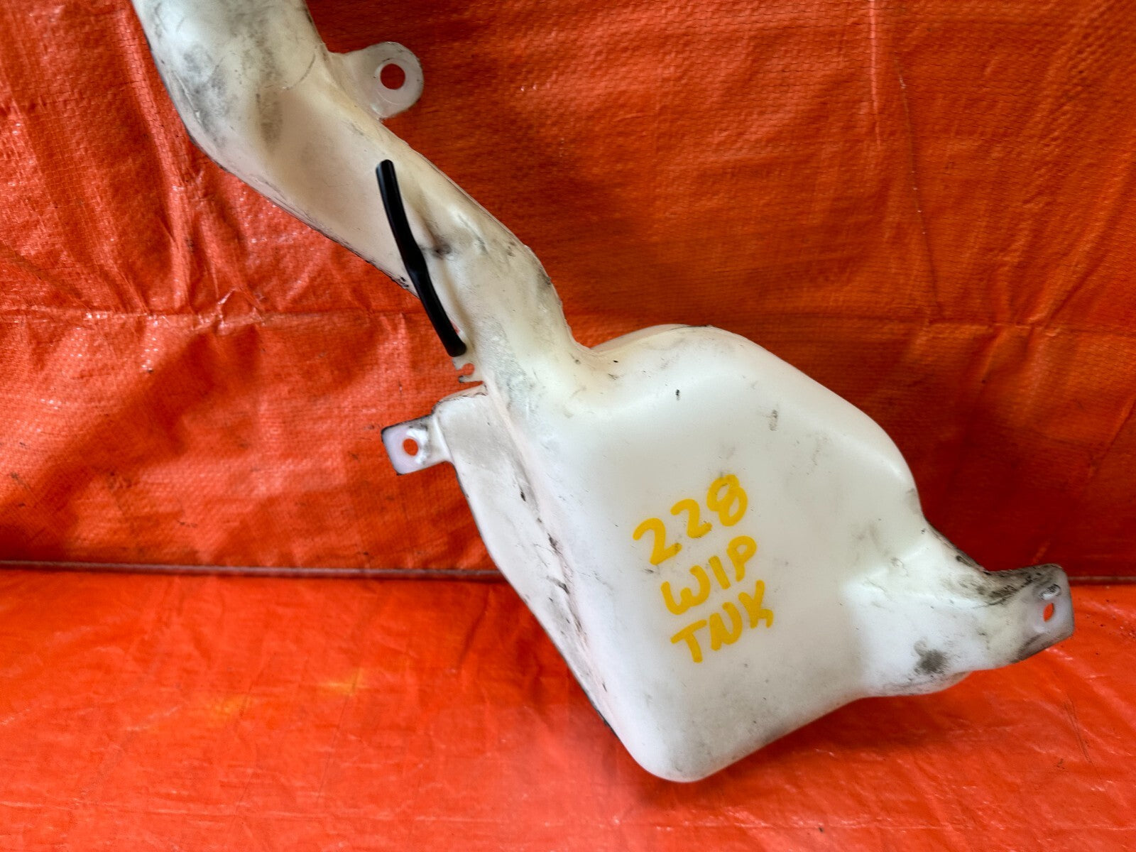 96 01 ACURA INTEGRA SEDAN   WINDSHIELD WIPER RESERVOIR TANK W/ MOTOR OEM #2282