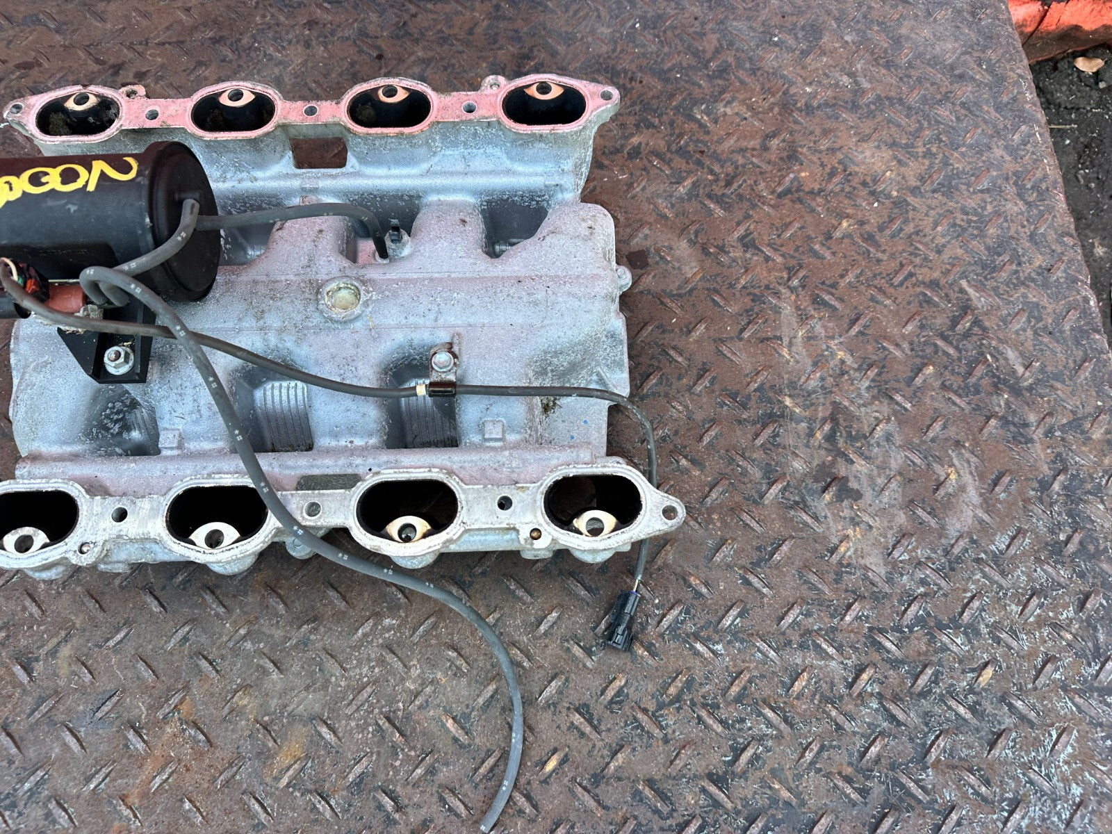 02 10 LEXUS SC430   ATTACHES TO CYLINDER HEAD PORTION   INTAKE MANIFOLD OEM 2884