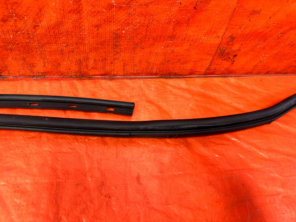 03 05 LANCER EVOLUTION EVO VIII IX 8 9   LEFT REAR DOOR WEATHER STRIP OEM EV94