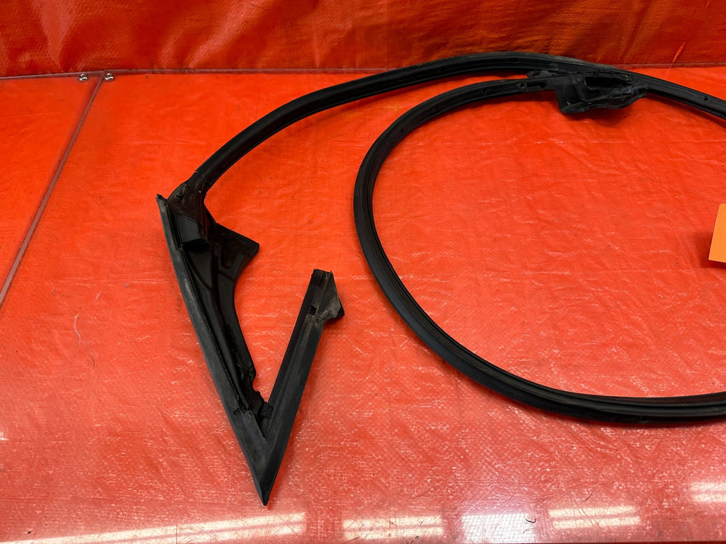 10 16 HYUNDAI GENESIS COUPE RIGHT LOWER DOOR WEATHER STRIP RUBBER SEAL 21920