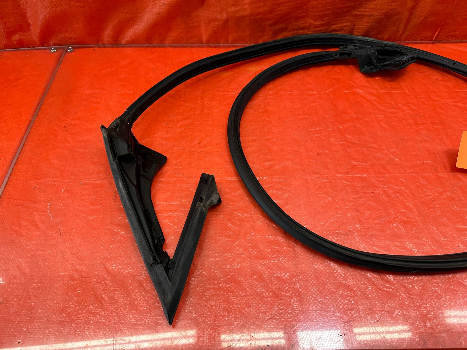 10 16 HYUNDAI GENESIS COUPE RIGHT LOWER DOOR WEATHER STRIP RUBBER SEAL 21920