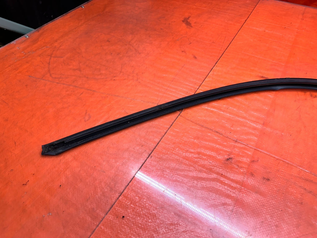 97 01 HONDA PRELUDE 2.2L DRIVER LEFT DOOR WINDOW GLASS MOUNTED SUB SEAL #33614