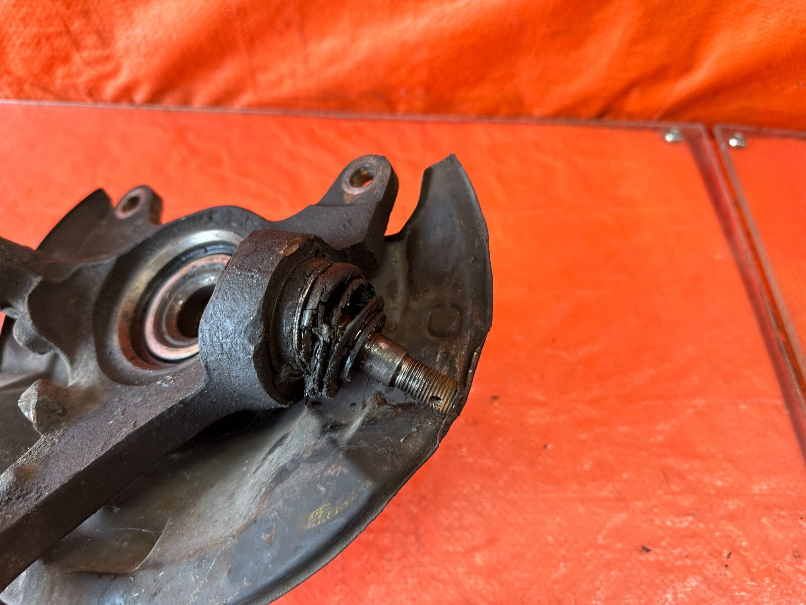 1989 89 HONDA CRX DX   DRIVER LEFT FRONT SPINDLE KNUCKLE HUB   OEM #2439