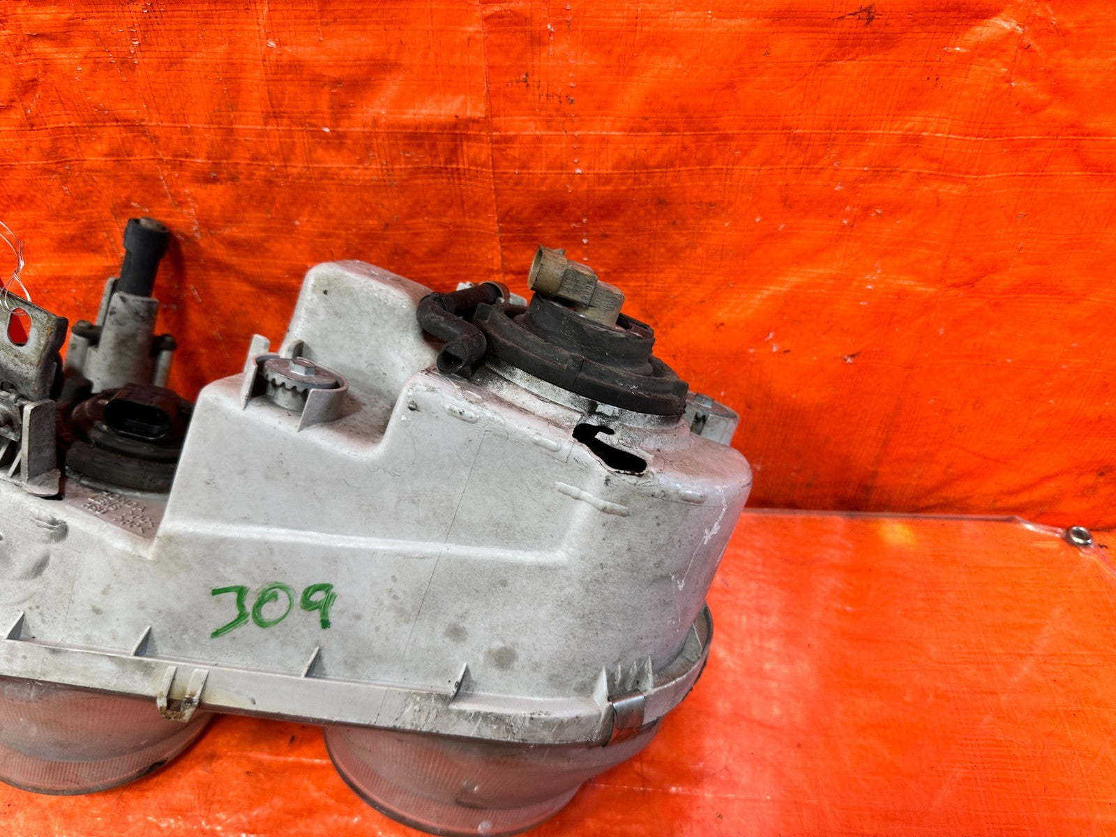 94 97 ACURA INTEGRA HEADLIGHTS HEADLAMPS   LEFT AND RIGHT HEADLIGHT SET OEM 30916