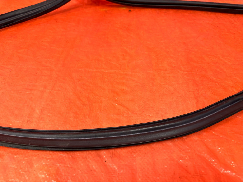 03 05 LANCER EVOLUTION EVO VIII IX 8 9   LEFT REAR DOOR WEATHER STRIP OEM EV910