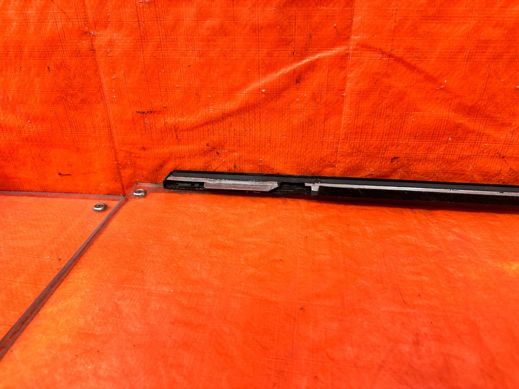 06 11 CIVIC 4D SEDAN   PASSENGER RIGHT FRONT EXTERIOR GLASS TRIP DRIP RETAINER2