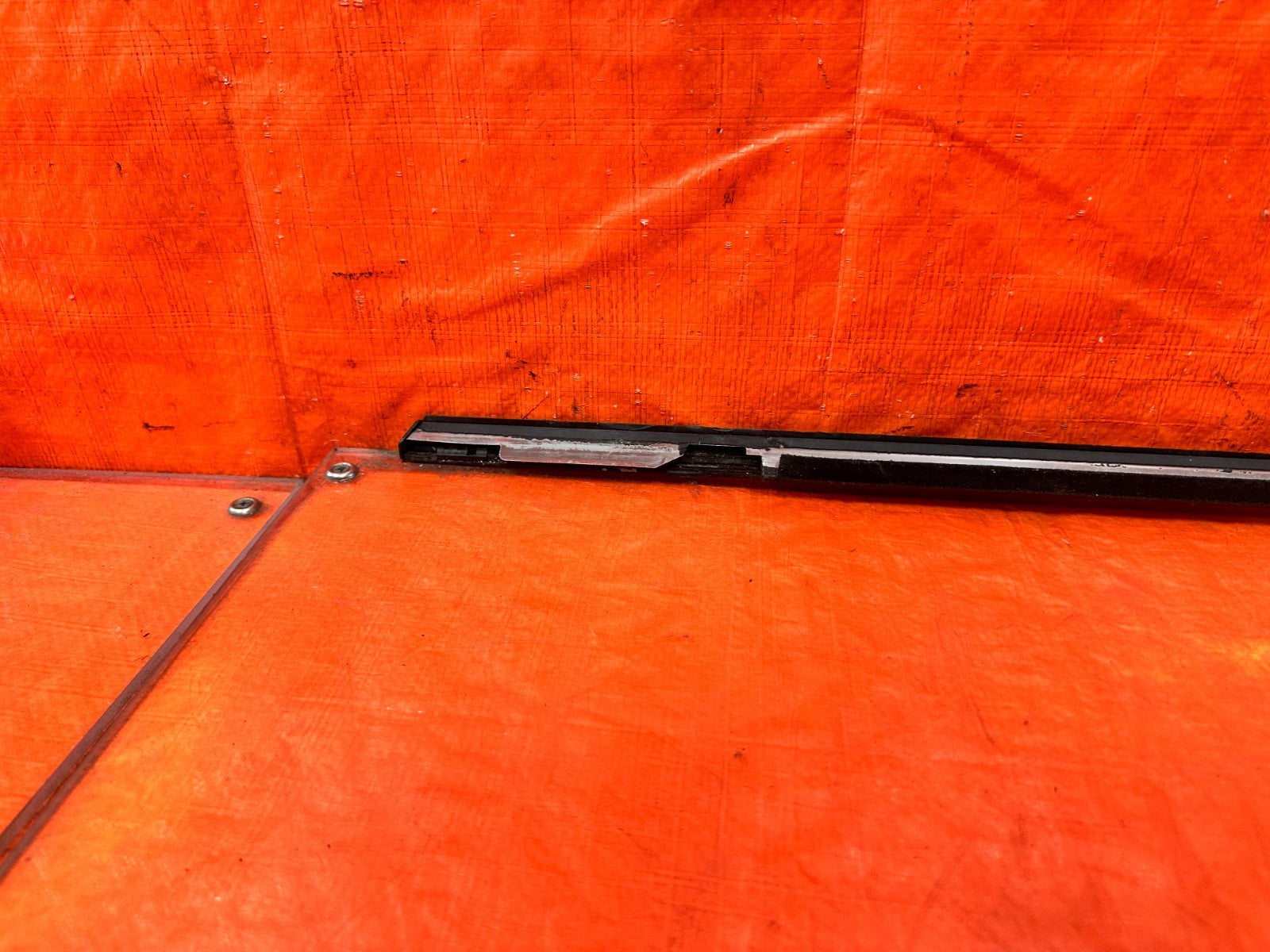 06 11 CIVIC 4D SEDAN   PASSENGER RIGHT FRONT EXTERIOR GLASS TRIP DRIP RETAINER2