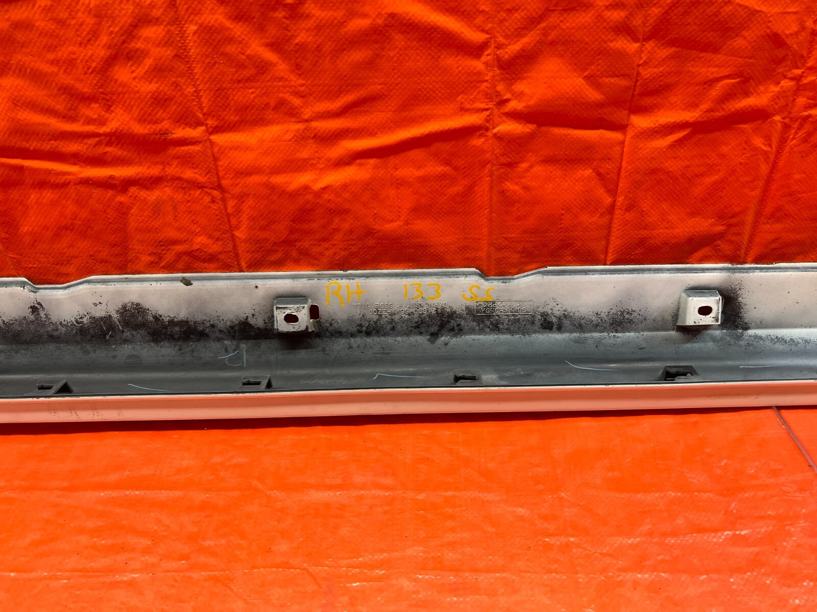 02 04 ACURA RSX   SIDE SKIRT ROCKER MOLDING TRIM   RIGHT SIDE   OEM FACTORY #13310