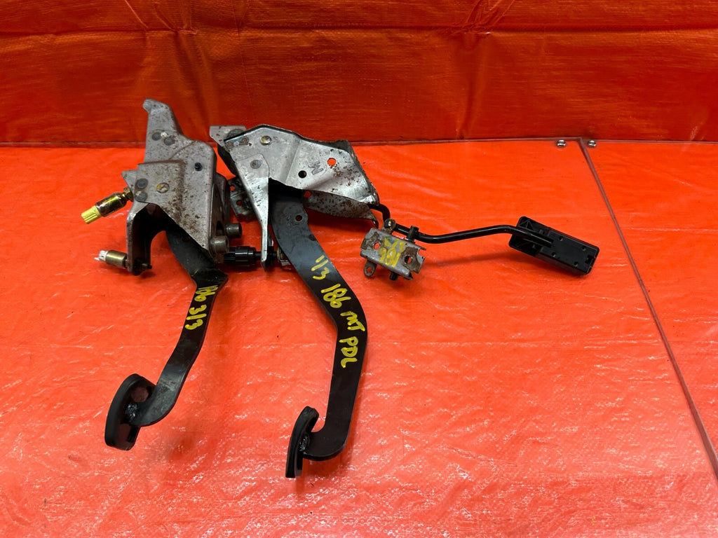 02 05 HONDA CIVIC SI EP3 HATCH   MANUAL PEDALS   GAS BRAKE CLUTCH   OEM #18610