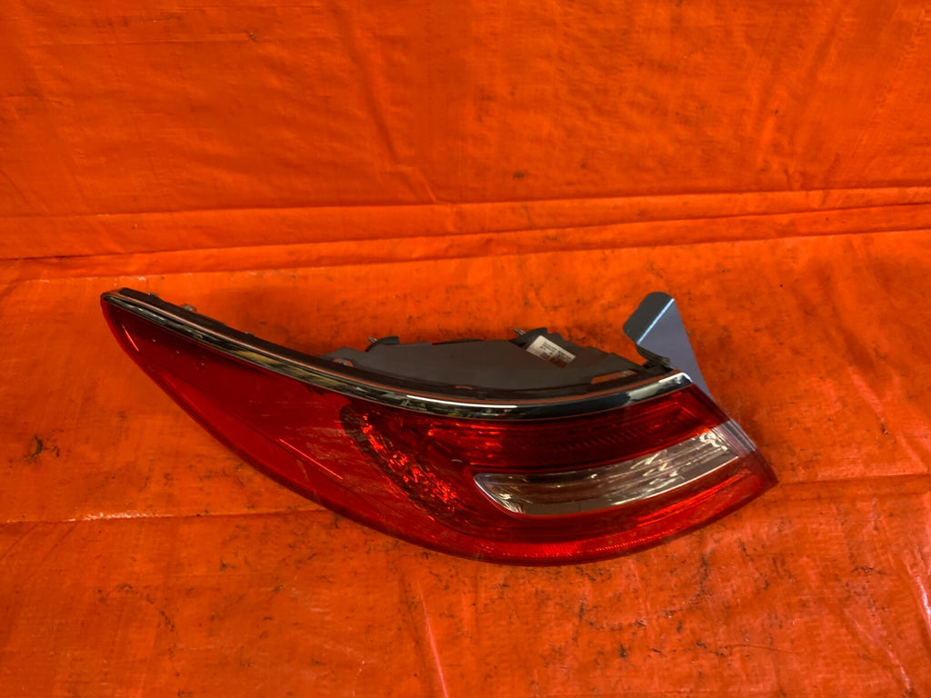 12 17 HYUNDAI AZERA   DRIVER LEFT QUARTER PANEL MOUNTED   TAIL LIGHT LAMP   OEM5