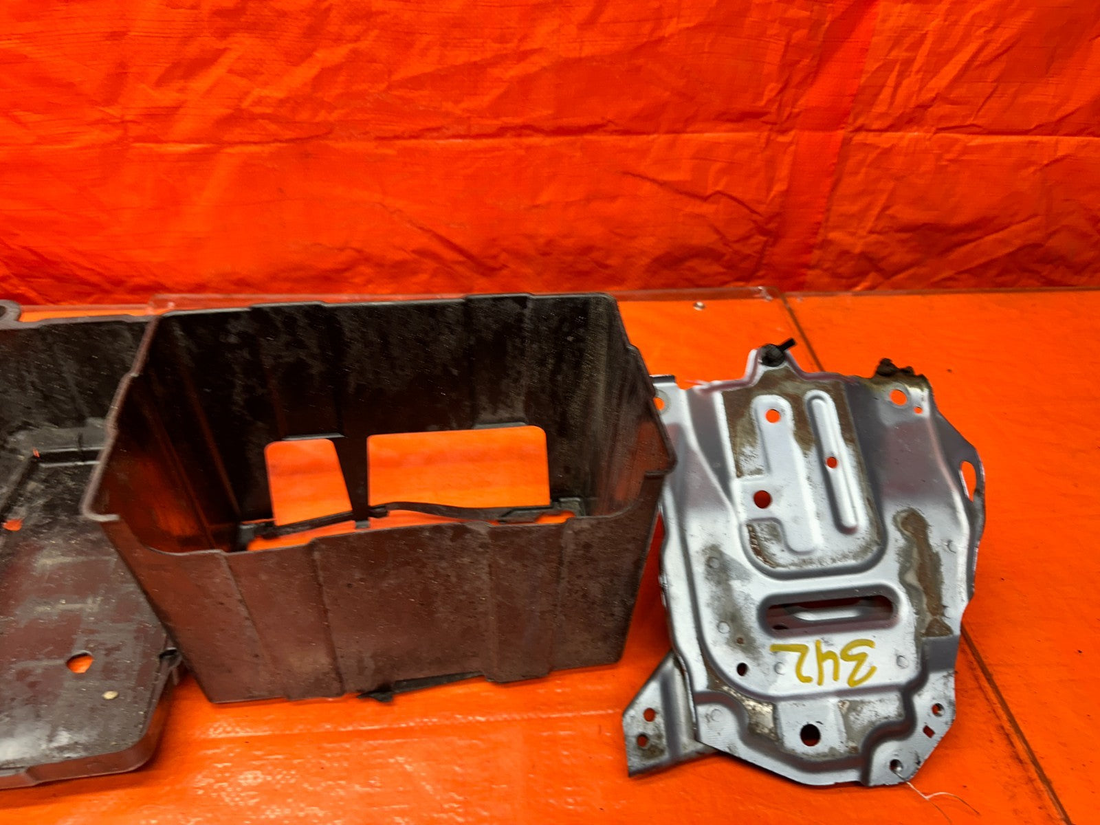 04-08 ACURA TSX 4D 2.4L K24A2 PLASTIC BATTERY TRAY HOLDER BASE MOUNT OEM #3429