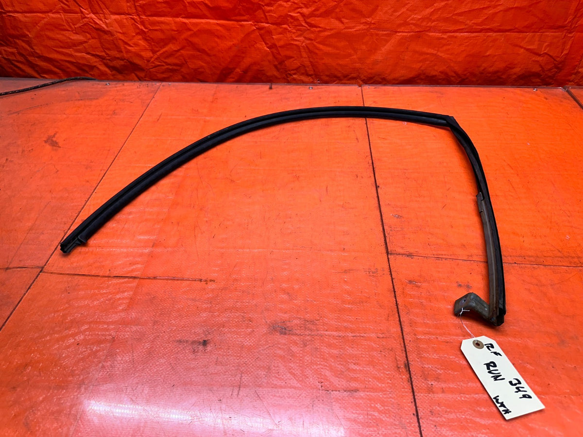 1994-2001 ACURA INTEGRA 2D PASSENGER RIGHT DOOR WINDOW RUN CHANNEL OEM #3490