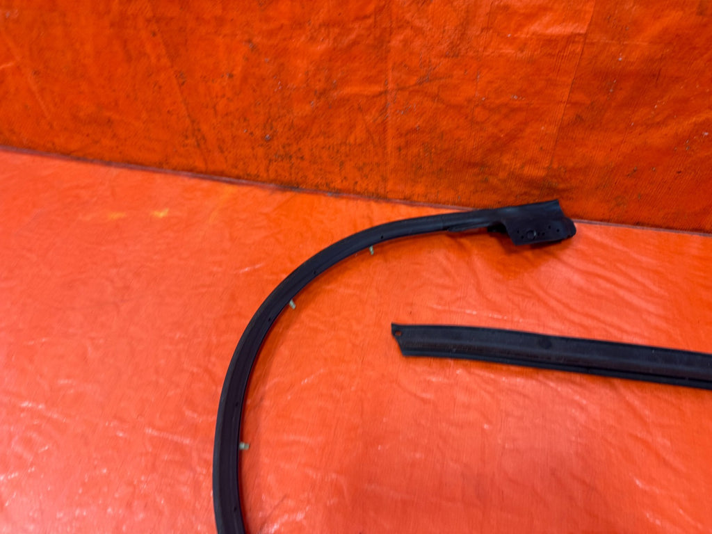 08 15 INFINITI G37 & Q60 2D COUPE DRIVER LEFT DOOR MOUNTED WEATHER STRIP OEM 3288