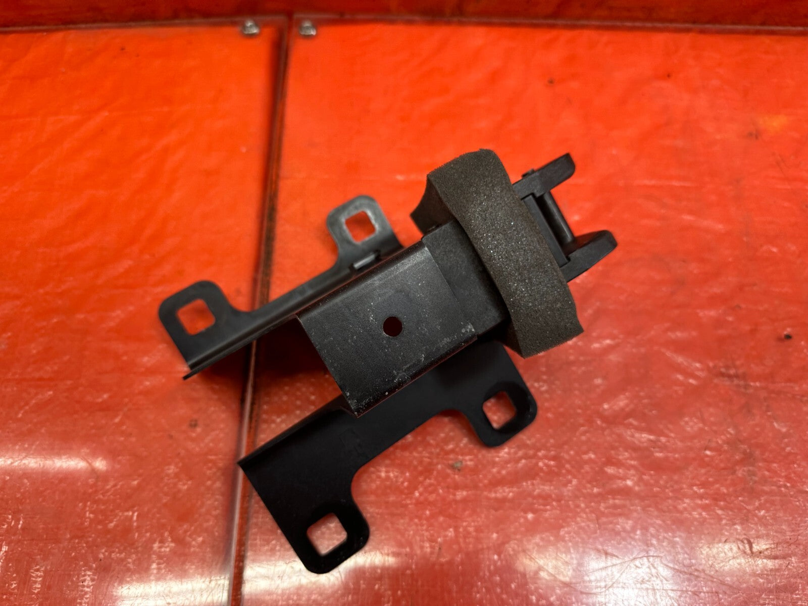 2010 10 INFINITI G37 CONVERTIBLE   LEFT  TOP BRACKET   PART # 97095 JJ50A   #2323