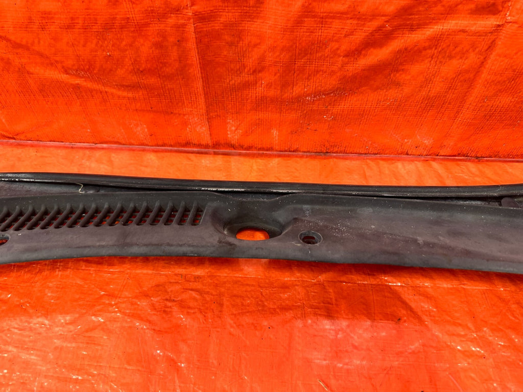 88 91 HONDA CRX & CIVIC HATCH   WINDSHIELD WIPER COWL TRIM PLASTIC   OEM #2775