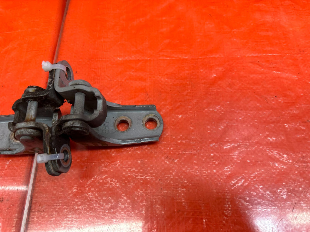 02 05 HONDA CIVIC SI EP3 HATCHBACK DOOR HINGE SET UPPER & LOWER   LEFT   OEM 2134
