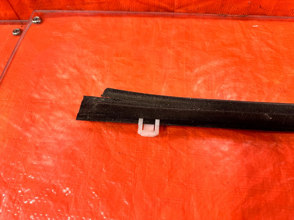09 14 ACURA TSX   RIGHT FRONT EXTERIOR WINDOW GLASS TRIM BELT MOLDING   OEM #2797