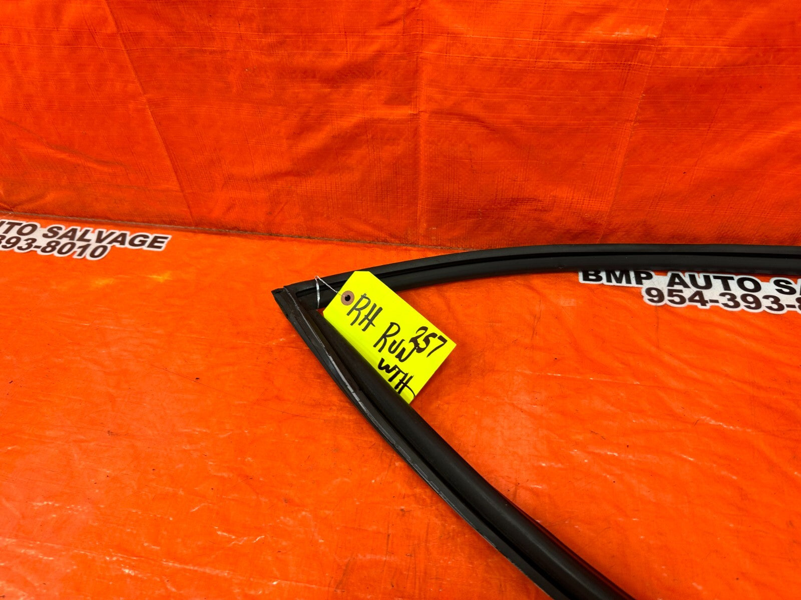 92 95 HONDA CIVIC COUPE HATCH PASSENGER RIGHT WEATHER STRIP RUN CHANNEL OEM #2576