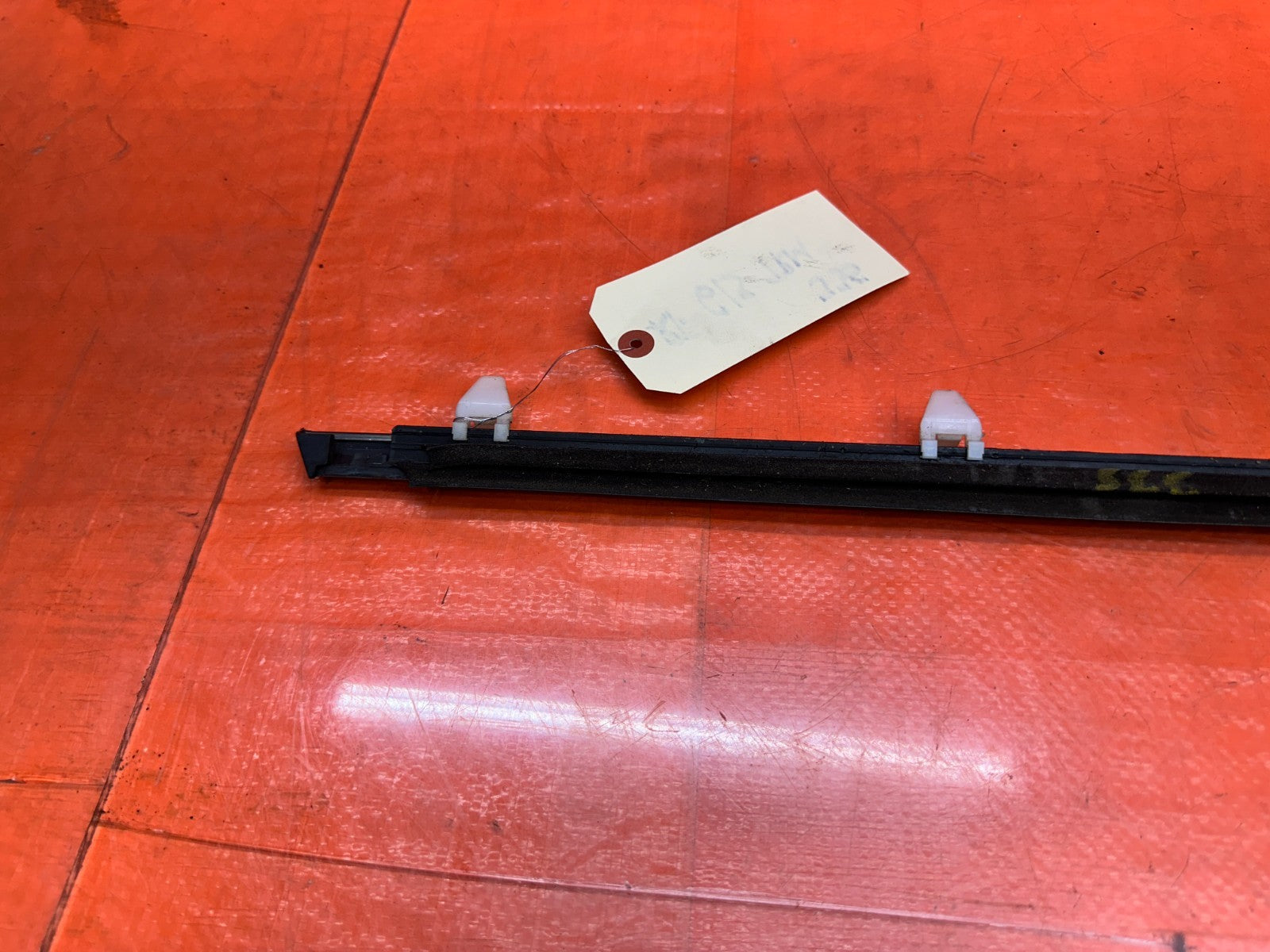 97 01 HONDA PRELUDE 2.2L PASSENGER RIGHT DOOR WINDOW GLASS TRIM MOLDING OEM #33510