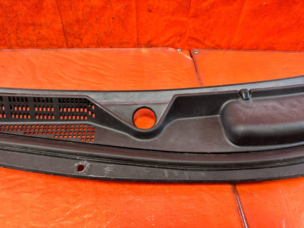 13 16 HYUNDAI GENESIS 2D COUPE   WINDSHIELD WIPER COWL   86150 2M000   OEM #3256