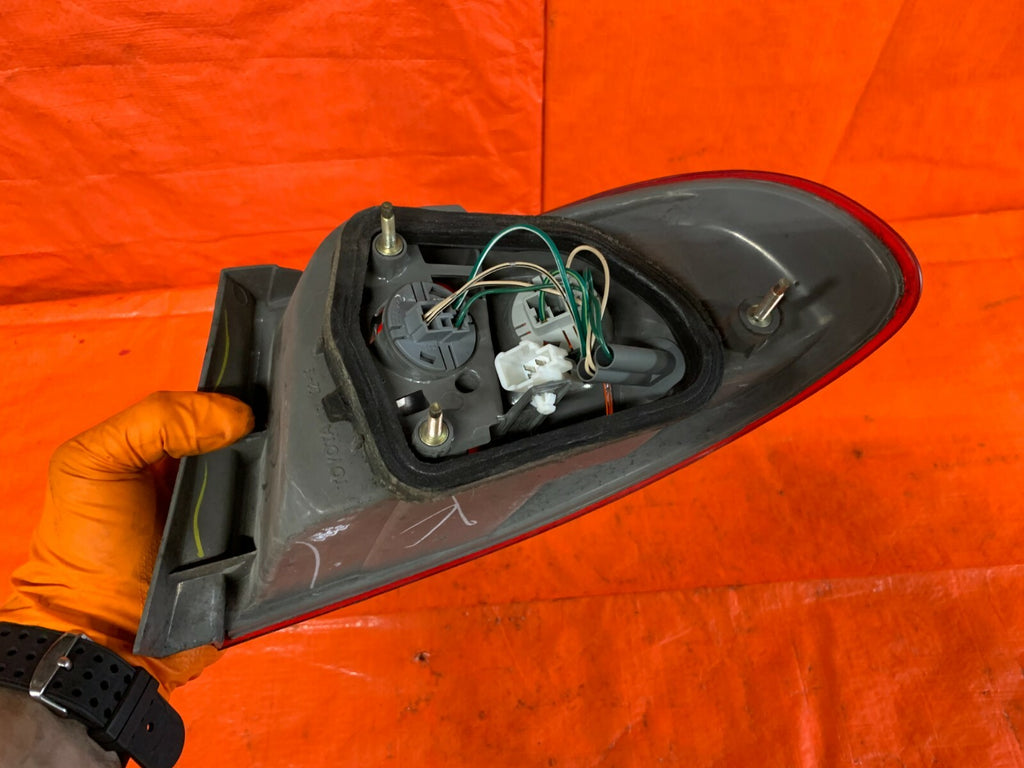 98 02 TOYOTA COROLLA   DRIVER LEFT OUTER TAIL LIGHT LAMP   81560 02070   OEM OE4