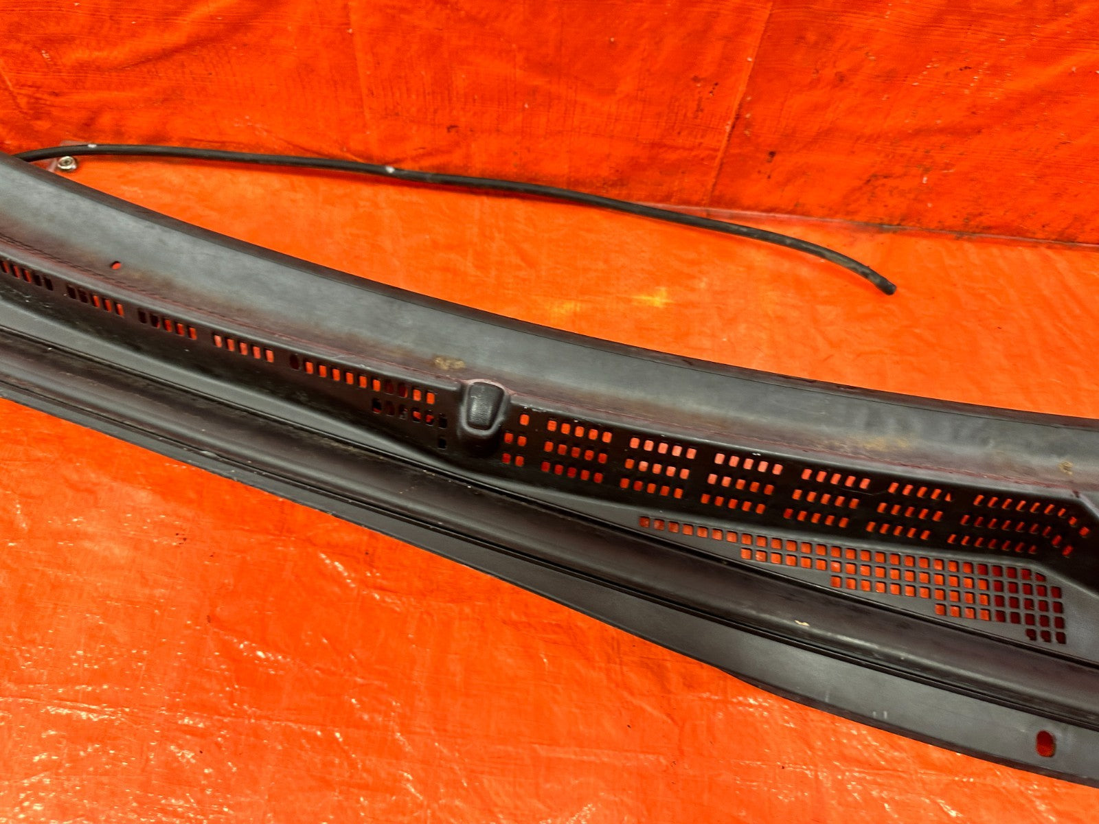 10 12 HYUNDAI GENESIS 2D COUPE   WINDSHIELD WIPER COWL   86150 2M000   OEM #2995