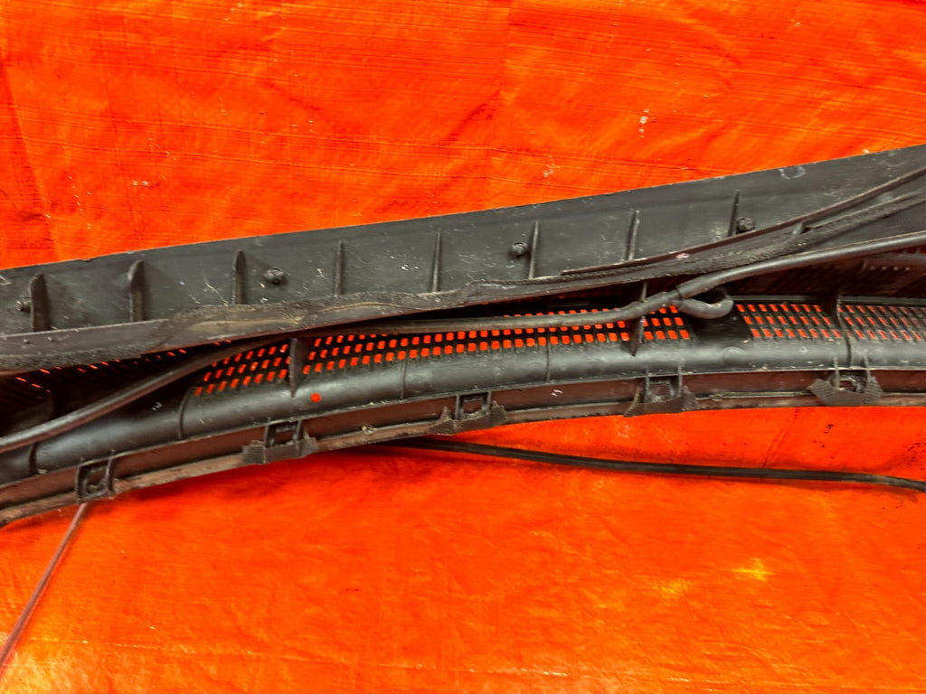 10 12 HYUNDAI GENESIS 2D COUPE   WINDSHIELD WIPER COWL   86150 2M000   OEM #2999