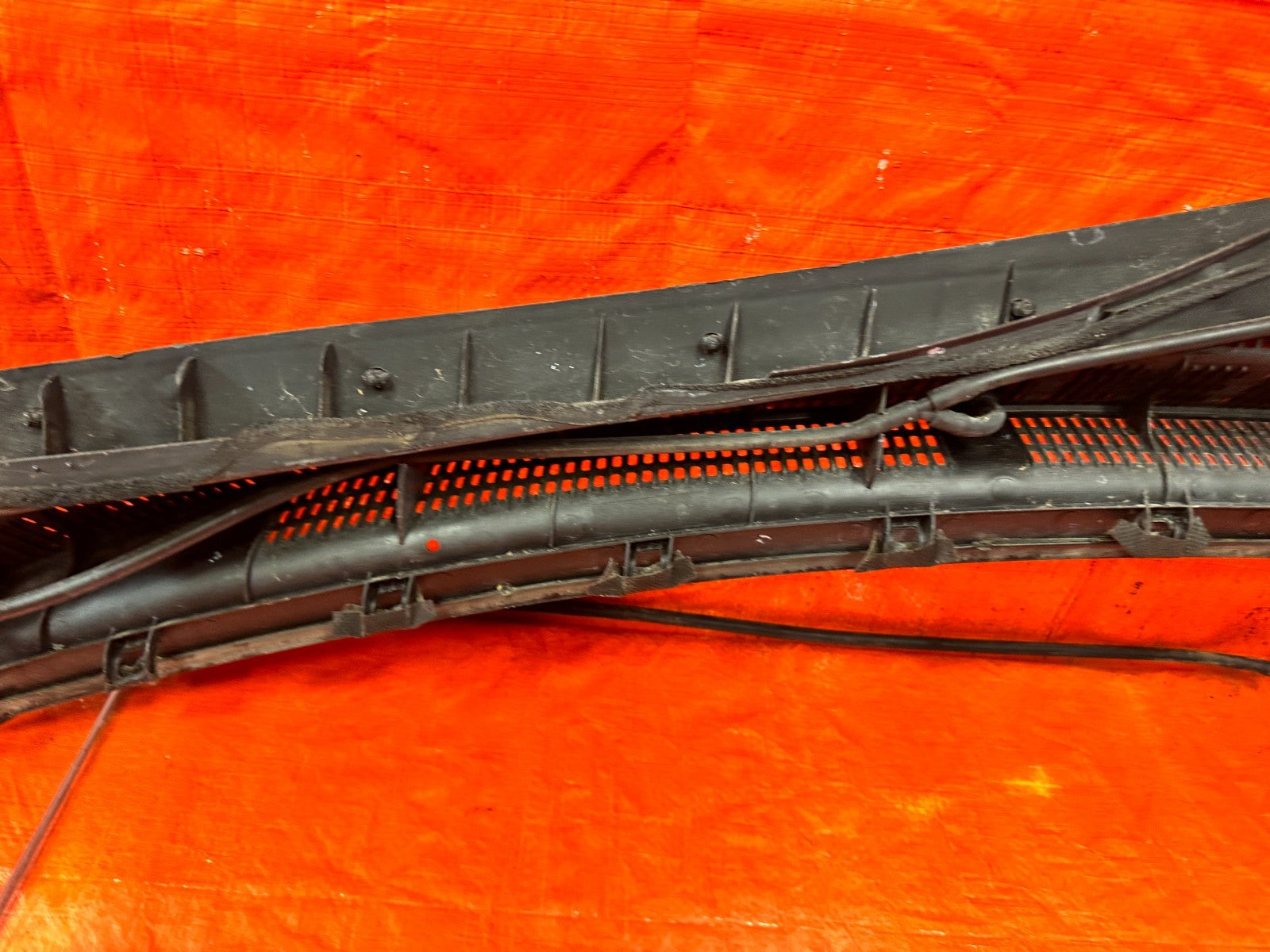 10 12 HYUNDAI GENESIS 2D COUPE   WINDSHIELD WIPER COWL   86150 2M000   OEM #2999