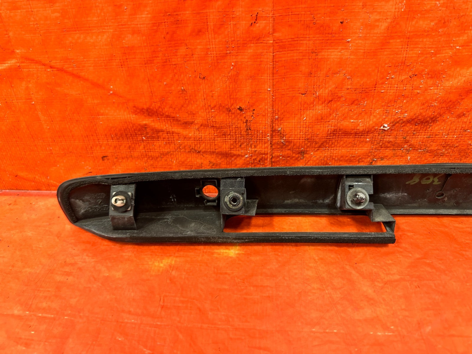 02 05 HONDA CIVIC SI EP3 HATCHBACK   REAR HATCH TAIL GATE LICENSE PLATE TRIM 3087