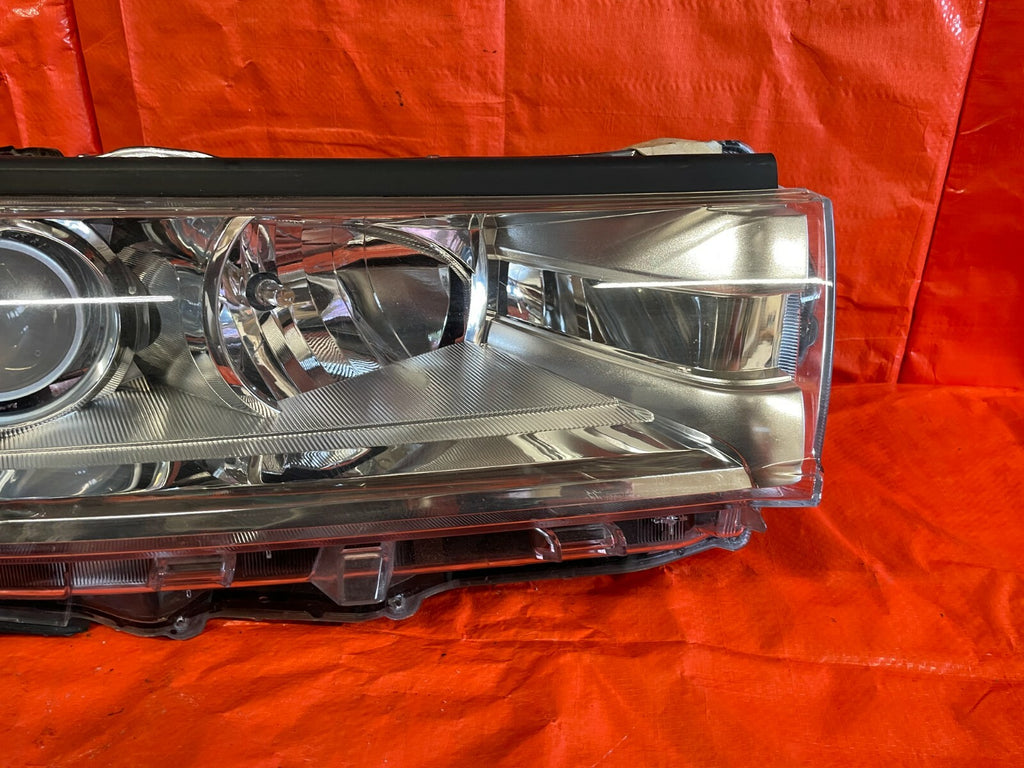 2017 2018 2019 TOYOTA HIGHLANDER   HALOGEN   PASSENGER RIGHT HEADLIGHT HEADLAMP1