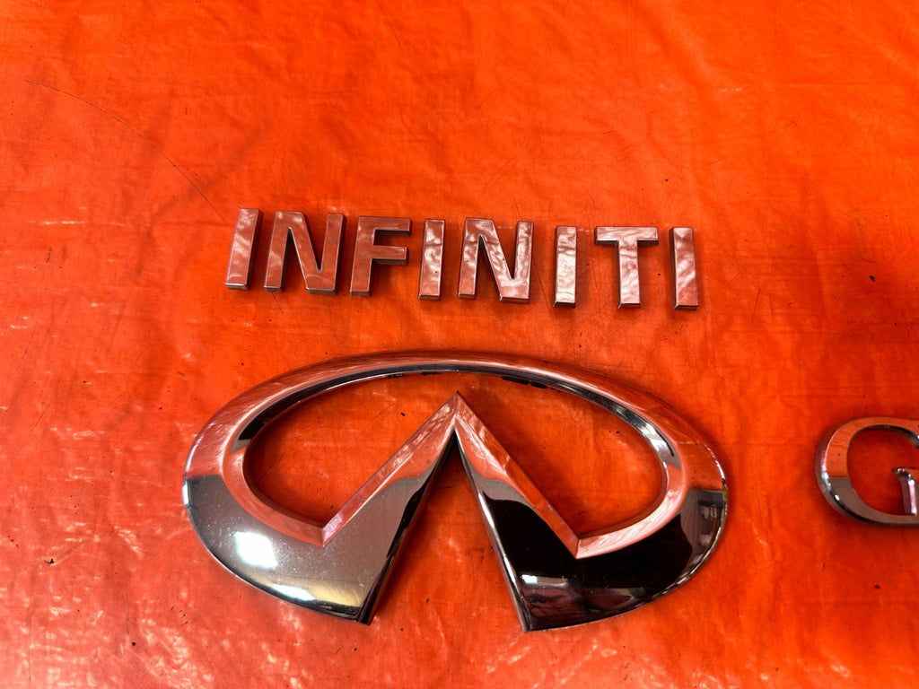 08 13 INFINITI G37 COUPE 2D   INFINITI G37 S & EMBLEM   TRUNK BADGE EMBLEM 3281