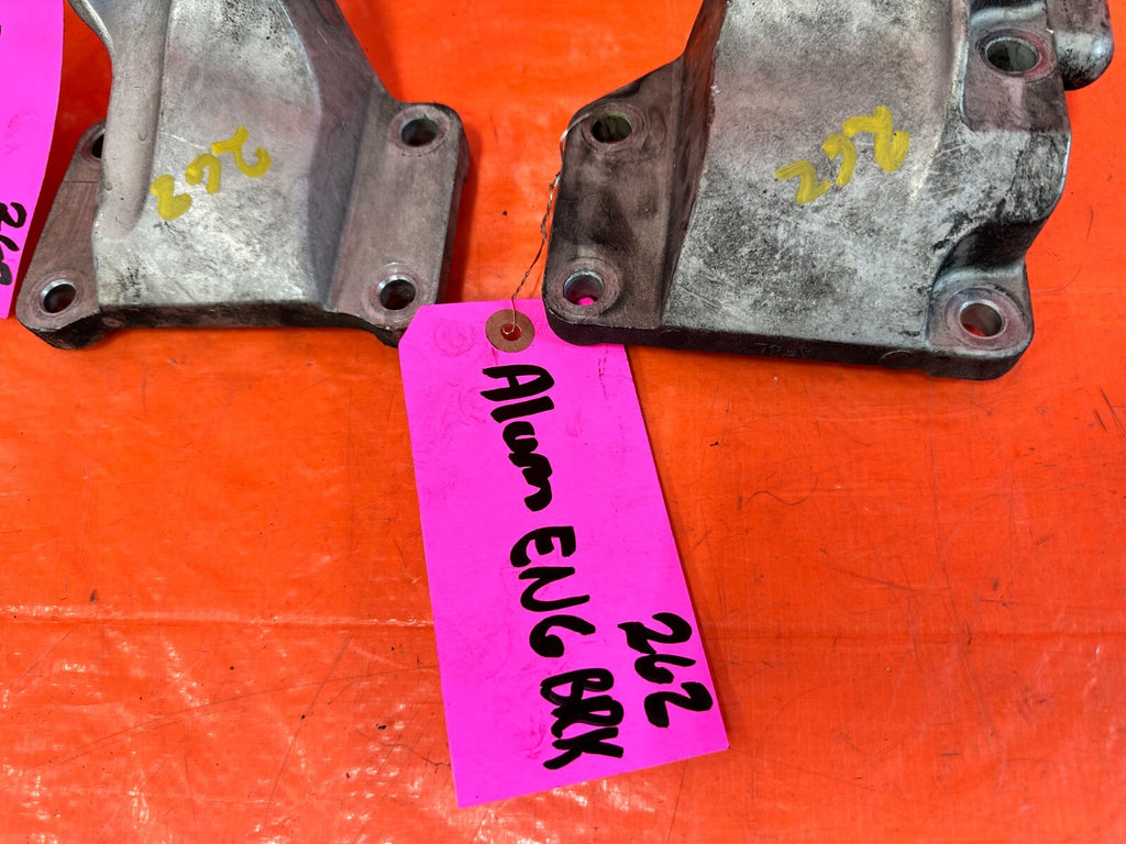 03 09 NISSAN 350Z   LEFT AND RIGHT ALUMINUM ENGINE BLOCK BRACKETS   OEM #2627