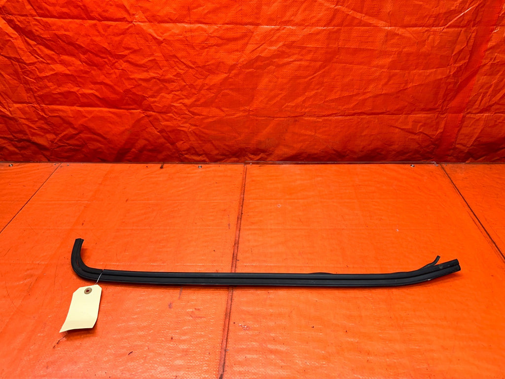 94-01 ACURA INTEGRA 4D SEDAN RIGHT PASSENGER WINDSHIELD WEATHERSTRIP OEM #3400