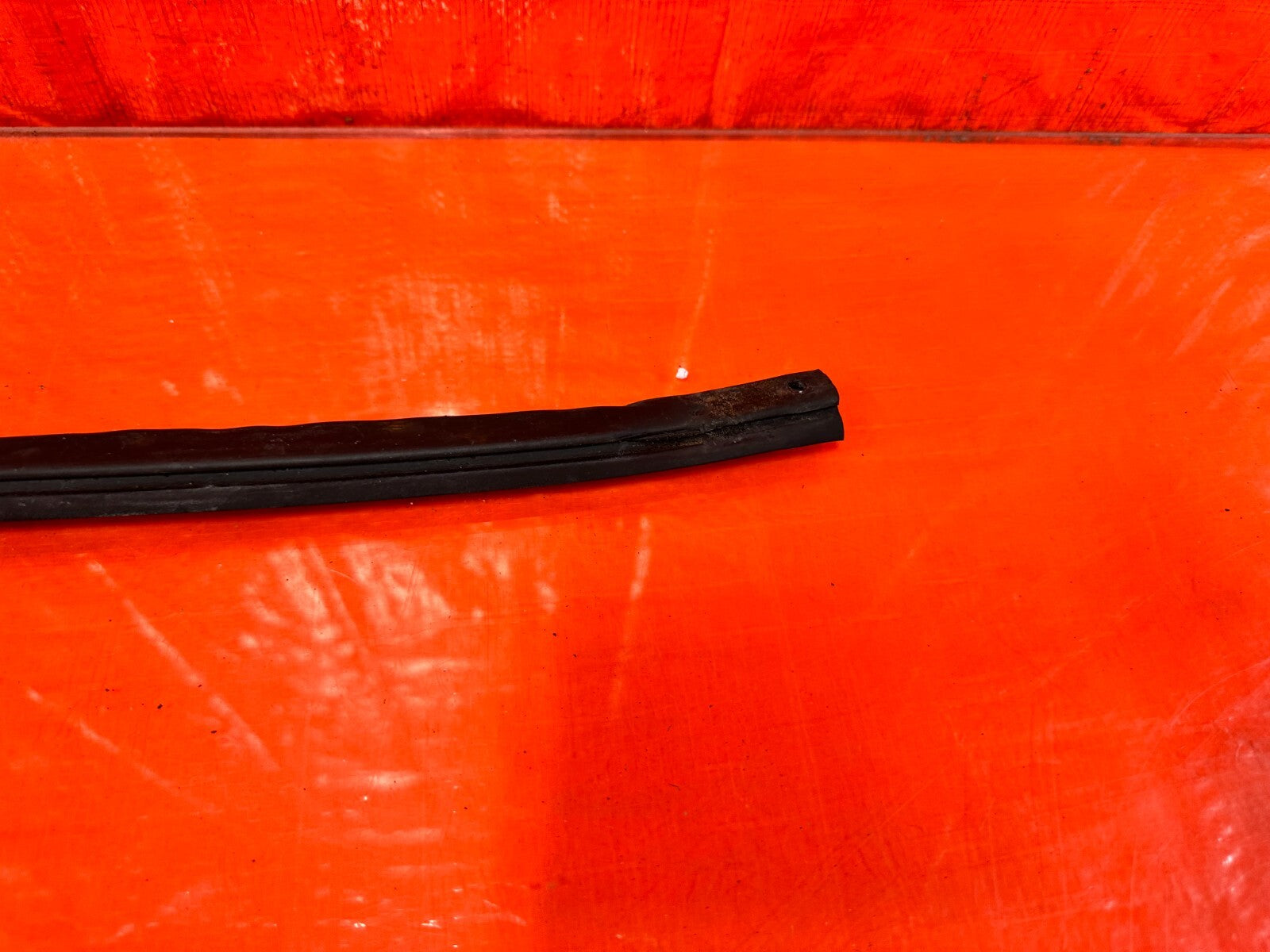 88 89 HONDA CRX   DRIVER LEFT UPPER TOP OF THE DOOR WEATHER STRIP OEM #27712