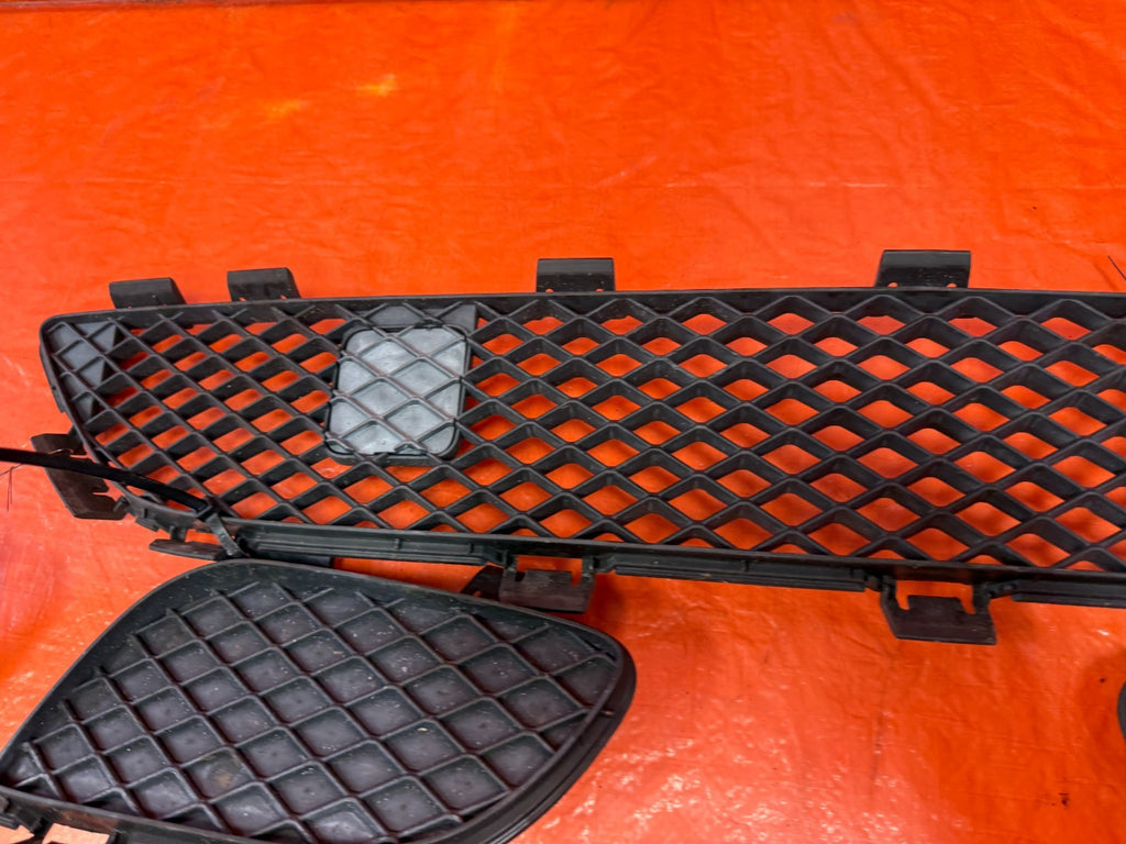 08 10 INFINITI G37 2D COUPE   SPORT MODEL   FRONT BUMPER LOWER GRILLE   OEM 3289