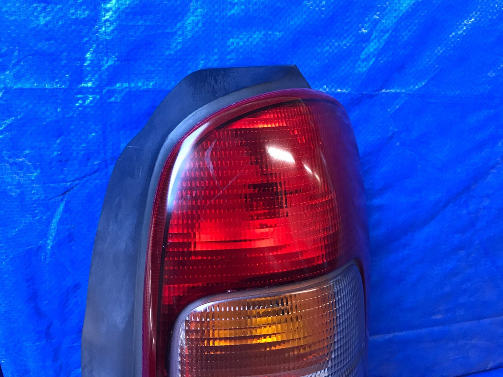 OEM 2000 2001 2002 2003 CHEVROLET SILHOUETTE PASSENGER RIGHT TAIL LIGHT R RH1