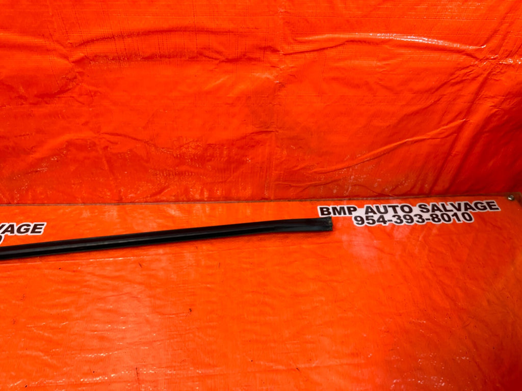 93 97 HONDA DEL SOL   DRIVER LEFT FRONT WINDOW GLASS RUN CHANNEL   OEM #2562
