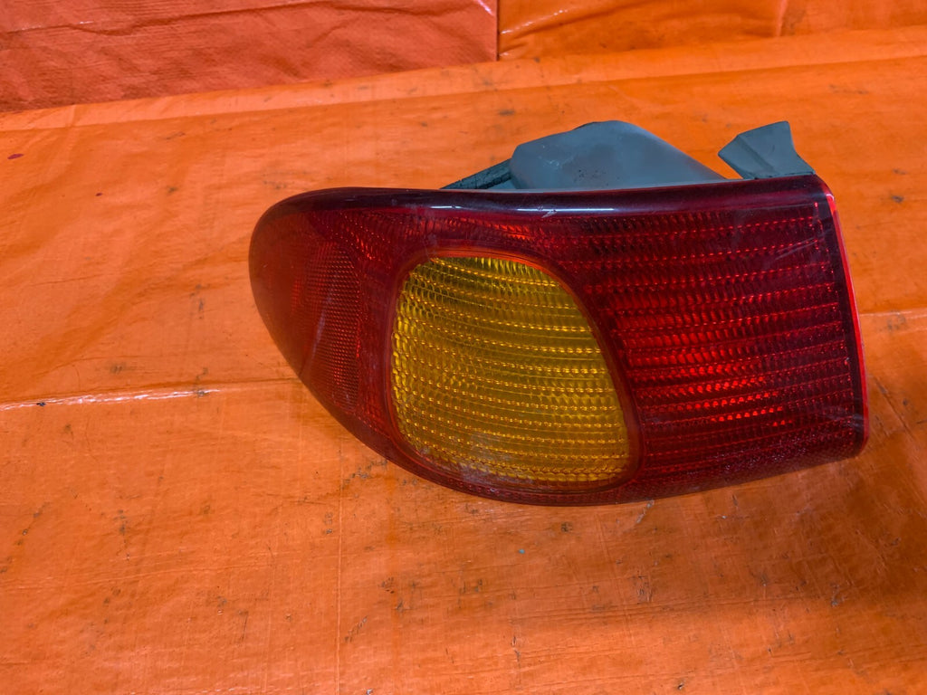 98 02 TOYOTA COROLLA   DRIVER LEFT OUTER TAIL LIGHT LAMP   81560 02070   OEM OE2