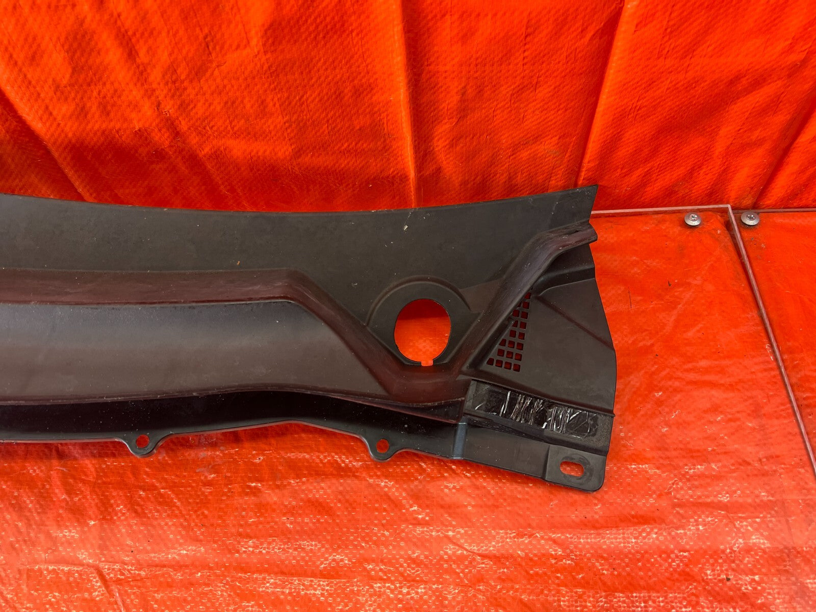 09 12 INFINITI FX50 FX35 DRIVER LEFT WINDSHIELD WIPER COWL TRIM PLASTIC #1164