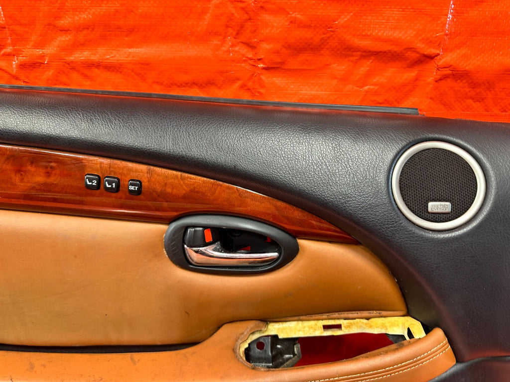 02 05 LEXUS SC430   DRIVER LEFT DOOR PANEL   BLACK N PEANUT BUTTER OEM 2885