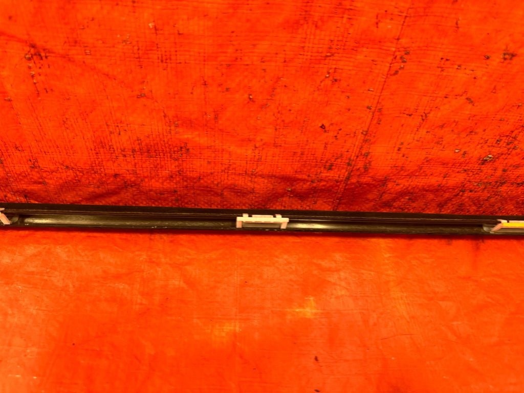 02 05 HONDA CIVIC SI EP3 HATCH   RIGHT FRONT EXTERIOR WINDOW GLASS TRIM OEM #2137