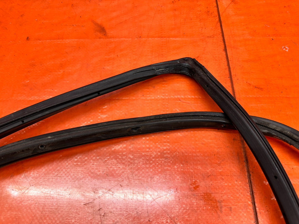 1994-2001 ACURA INTEGRA 2D PASSENGER RIGHT DOOR WEATHERSTRIP SEAL OEM #34916
