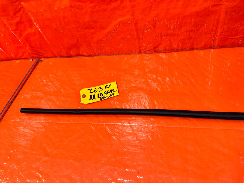 97 01 HONDA PRELUDE   PASSENGER RIGHT LOWER DOOR WEATHER STRIP SEAL   OEM #2635