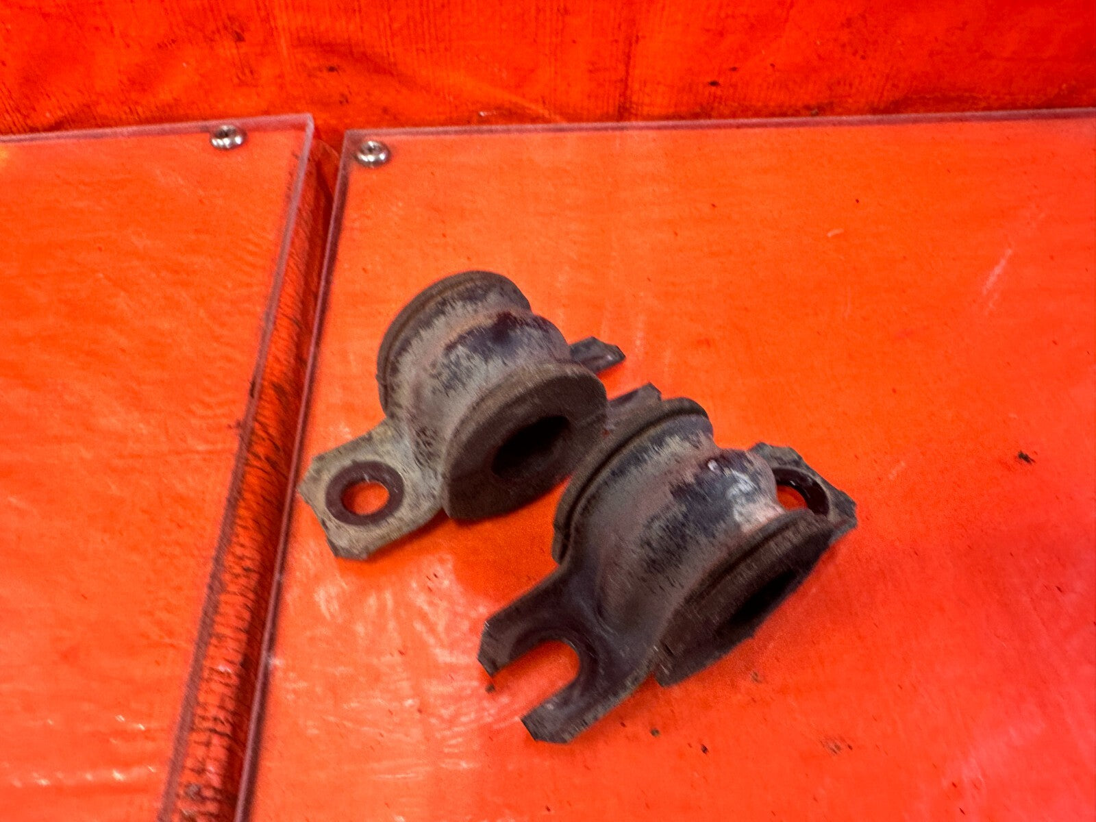 03 07 INFINITI G35 COUPE   REAR SWAY STABILIZER BRACKETS W/ BOLTS & BUSHINGS 2984
