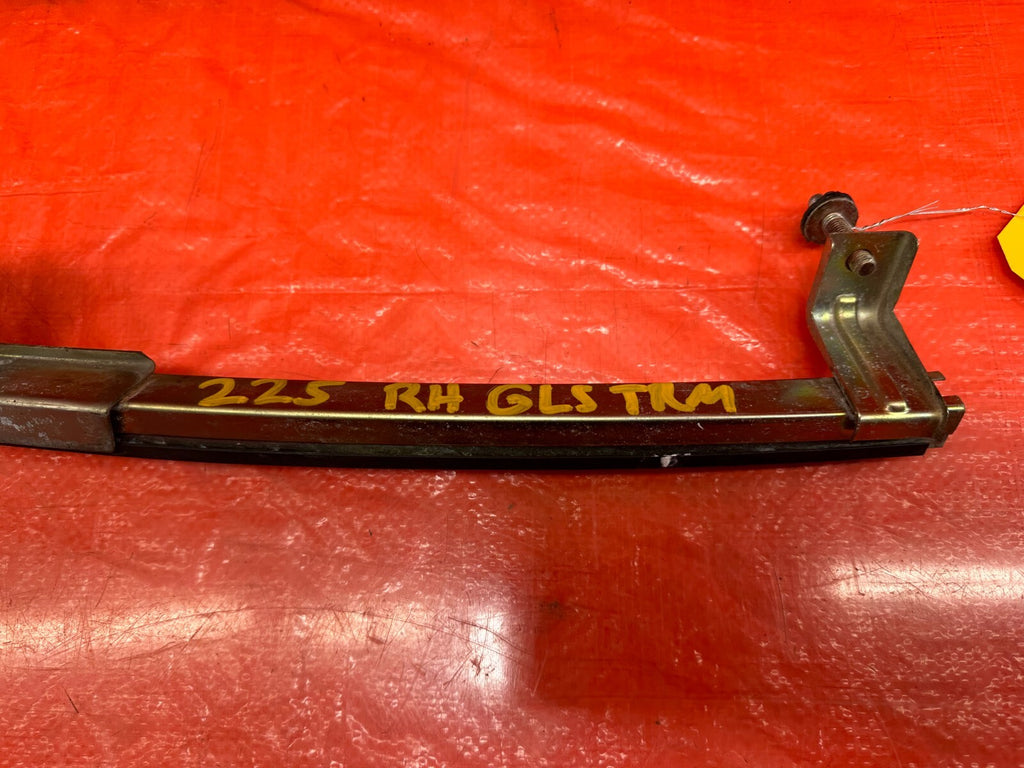 00 09 HONDA S2000   PASSENGER RIGHT   DOOR WINDOW GLASS PLACEMENT HOLDER OEM 2255