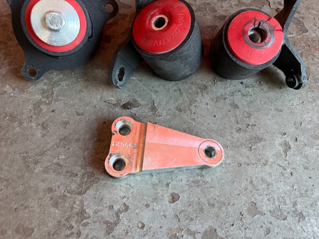 02 06 ACURA RSX   INNOVATIVE ENGINE MOUNTS MOTOR MOUNTS   RED INSERT   LIL WEAR7