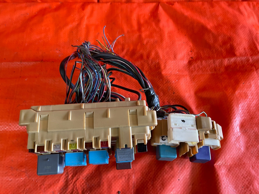 2003 03 TOYOTA CELICA   GT S   UNDER HOOD ENGINE BAY FUSE BOX PANEL   OEM OE3