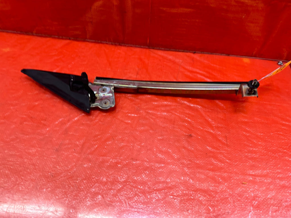 00 09 HONDA S2000   PASSENGER RIGHT   DOOR WINDOW GLASS PLACEMENT HOLDER OEM 2257