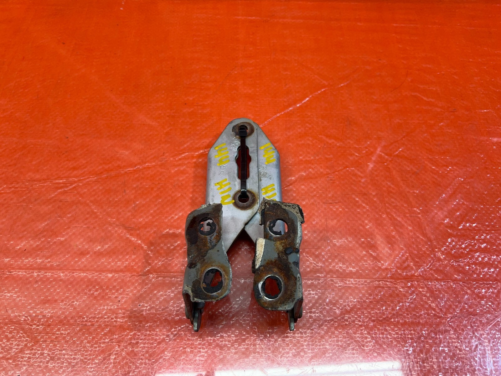 94 01 ACURA INTEGRA   HOOD HINGE SET LEFT AND RIGHT   WHITE COLOR   OEM OE #1440