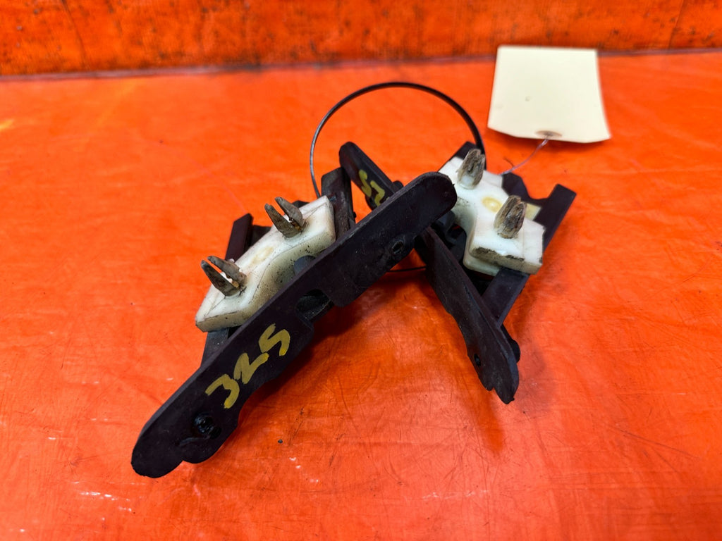 90 91 HONDA CIVIC HATCH  LEFT AND RIGHT REAR BUMPER BRACKETS RETAINERS CLIP 3254